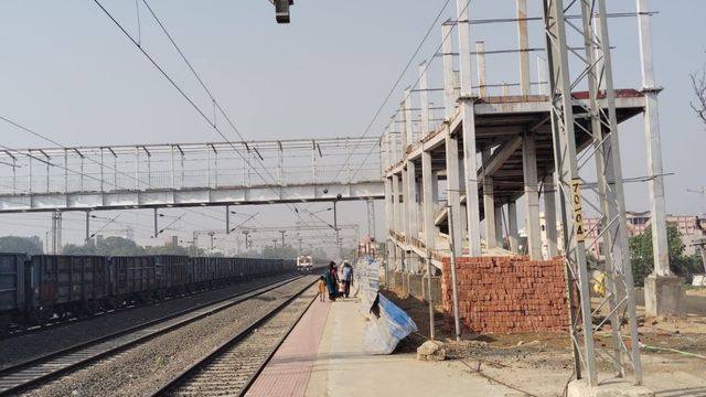 अमृत भारत स्टेशन नवादा में बुनियादी सुविधाओं का अभाव, यात्री हो रहे परेशान
