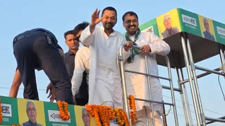 कार्यकर्ताओं का अभिवादन स्वीकार करते निशांत कुमार। फोटो: जागरण