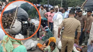 मंगलौर कोतवाली के ठीक सामने हरियाणा रोडवेज की बस ने आगे चल रही ट्रैक्टर-ट्रॉली को जोरदार टक्कर मारी। जिसमें ट्रॉली सवार कई महिलाएं घायल हो गईं।