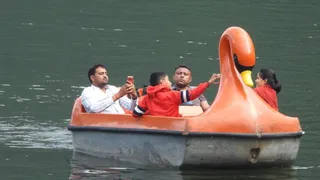 नैनी झील में बिना लाइफ जैकेट नौकायन करते नजर आए पर्यटक। जागरण