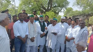 भारतीय किसान यूनियन के मंडल अध्यक्ष रणवीर चाहर और जिलाध्यक्ष राजवीर लवानिया ग्रामीणों से धरना प्रदर्शन के लिए रणनीति बनाते हुए।
