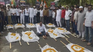 सड़क पर सांकेतिक अर्थियां रख प्रदर्शन करते युवा कांग्रेस कार्यकर्ता।