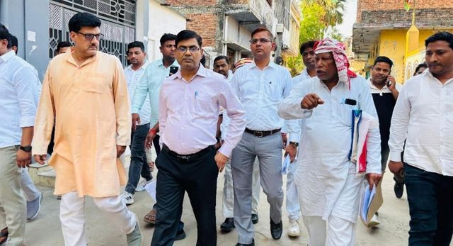 देवरिया के कागजों में पक्की दिखी 60 मीटर सड़क, मौके पर निर्माण नहीं