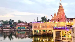 मुकुट मुखारविंद गिरिराजजी मानसी गंगा मंदिर।