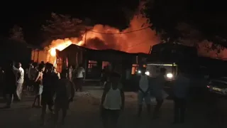 सड़क निर्माण करा रही एमजीसीपीएल कंपनी के कैंप में लगी भीषण आग। फोटो जागरण