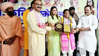 विविधा के आयोजन के दौरान कार्यक्रम के मंच पर नाजिया इलाही खान (साड़ी में) व अन्य।
