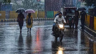 बूंदाबांदी के बाद सड़कों से निकलते लोग। जागरण