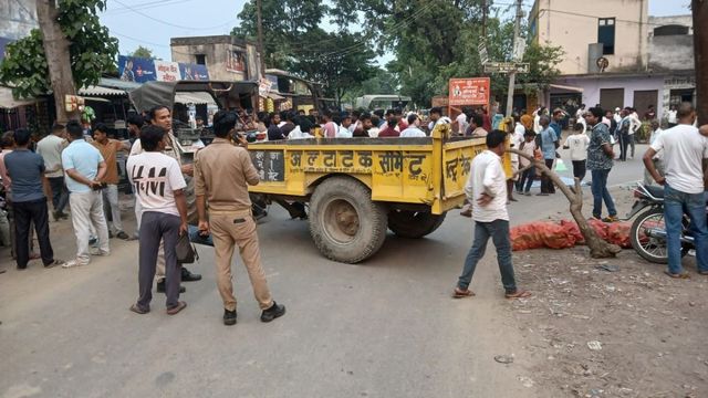 मुजफ्फरनगर में ट्रैक्टर-ट्रॉली की टक्कर से बाइक सवार पति-पत्नी और बेटे की मौत, गुस्साए ग्रामीणों ने लगाया जाम
