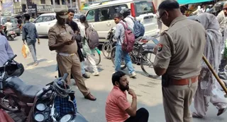 नशे में धुत युवक से पूछताछ करते टीएसआइ गुलाब सिंह। जागरण