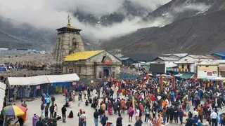 केदारनाथ मंदिर परिसर में उमड़ी भक्तों की भीड़। फोटो साभार पुलिस