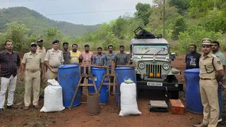 जब्त मोबाइल हशीश यूनिट के साथ पुलिस की टीम।