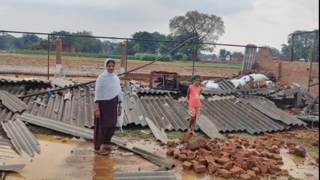 झारखंड में आंधी-बारिश का कहर: घरों के छप्पर उड़े, मुर्गी फार्म जमींदोज; किसानों की फसलें बर्बाद
