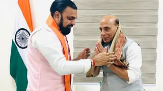 दिल्ली में रक्षा मंत्री राजनाथ सिंंह के साथ सीएम सम्राट चौधरी। फाइल