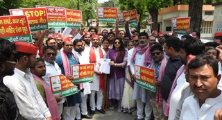 स्मार्ट मीटर के विरोध में महाप्रबंधक पूर्वाचल विद्युत वितरण निगम कार्यालय मोहदीपुर में प्रदर्शन करते समाजवादी पार्टी के कार्यकर्ता। जागरण