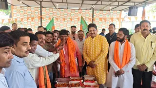 सांसद ढुलू महतो को मिठाई खिलाते हुए भाजपा कार्यकर्ता।