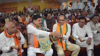 भाजपा कार्यालय में शिवराज को झालमुड़ी खिलाते मुख्यमंत्री डॉ. मोहन यादव।
