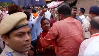 भवानीपुर में भिड़े भाजपा-तृणमूल के चुनावी एजेंट।