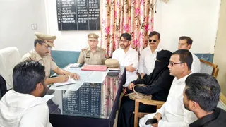 एफआईआर सौंपती मौलाना की पत्नी