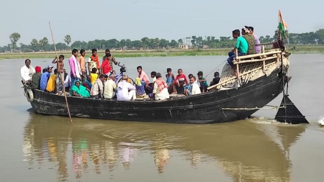 कटिहार के बरारी में ना हो जाए जबलपुर जैसा हादसा, बिना सुरक्षा के चल रही ओवरलोड नावें 
