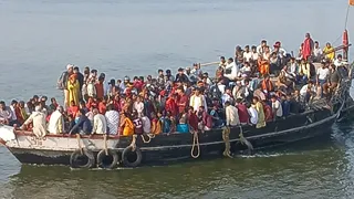 भागलपुर में विक्रमशिला सेतु बंद होने से अगुवानी गंगा घाट पर यात्रियों की भीड़ बढ़ी