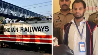 महानंदा एक्सप्रेस से शराब की तस्करी में गिरफ्तार कोच अटेंडेंट।