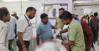 अस्पताल में घायल का इलाज करते चिकित्सक। जागरण