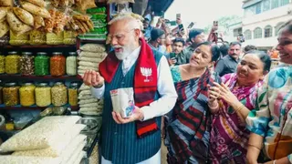 झालमुड़ी खाते हुए पीएम मोदी। (फाइल फोटो)