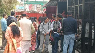 शिमला के स्कूल में बम की धमकी के बाद बच्चों को घर ले जाते अभिभावक। जागरण
