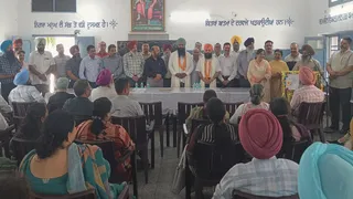 बैठक में मौजूद अध्यापक व कर्मचारी।