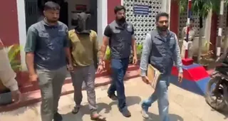 बलाचौरिया हत्याकांड के मुख्य शूटर को पकड़ कर ले जाती एजीटीएफ की टीम।