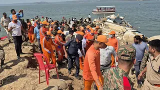बरगी क्रूज हादसे में डूबे दो और लोगों के शव रविवार को बरामद किए गए।