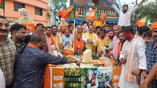 जीत के जश्न में झाल मुरी खाते भाजपा कार्यकर्ता। जागरण