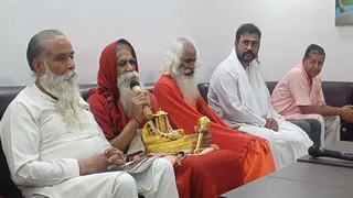 पत्रकार वार्ता में संबोधन करते हुए स्वामी कृष्णानंद महाराज।