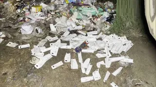 टीएमसी ने VVPAT स्लिप सड़क पर मिलने का वीडियो किया जारी (फोटो- एएनआई)