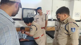पुलिस ने बच्चे को खोजकर अस्पताल में भर्ती कराया।
