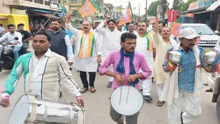 पश्चिम बंगाल, असम और पुडुचेरी में भाजपा की जीत पर सोनभद्र में जश्न, कार्यकर्ताओं ने बांटी मिठाई।