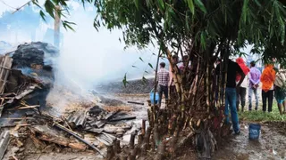 आकाशीय बिजली गिरने के बाद जलता घर। फोटो जागरण