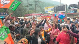 बंगाल चुनाव में जीत पर कुल्लू में ढोल की थाप पर झूमते भाजपा कार्यकर्ता।
