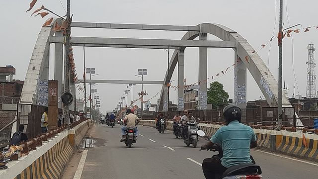 बिहिया–बिहटा हाईवे संकट; ROB पर 6 महीने से भारी वाहनों की आवाजाही बंद, गांवों की सड़कों पर बढ़ा दबाव
