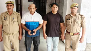 हिंदू महिला डाक्टर से दुष्कर्म का आरोपित अकरम बेग साथ में उसका भाई आलम सौ. पुलिस