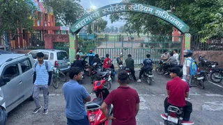 स्टेडियम का गेट नहीं खुलने पर बाहर इंतजार करते खिलाड़ी। फोटो: जागरण