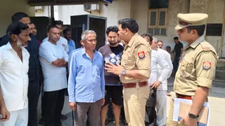 हापुड़ में पति ने पत्नी का गला रेता, हालत गंभीर। फोटो: सांकेतिक