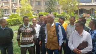 कांगड़ा एयरो सिटी के लिए भूमि के बदले मुआवजे को लेकर डीसी से मिलने पहुंचे प्रभावित। जागरण
