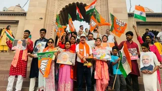 भाजपा की ऐतिहासिक जीत पर काशी में गंगा आरती, पीएम मोदी का अभिनंदन।