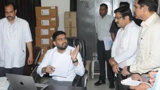 शामली के जिला अस्पताल में दवाई स्टोर कक्ष में निरीक्षण के दौरान सीएमओ एवं सीएमएस को निर्देश देते डीएम आलोक यादव। जागरण