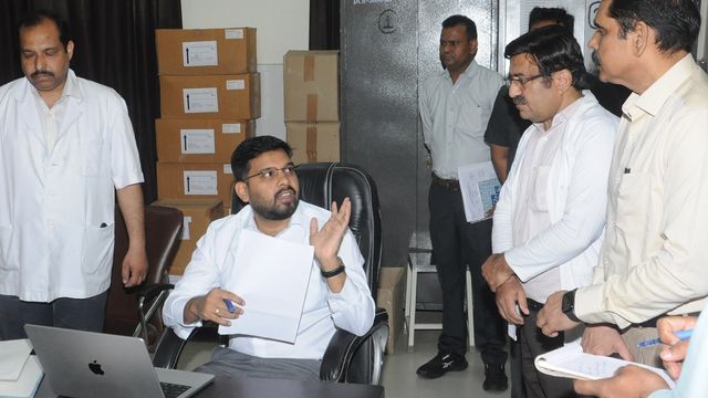जिला अस्पताल में लैपटाॅप लेकर बैठे DM शामली, स्टाफ के फूले हाथ-पांव; निरीक्षण से पहले वार्ड में छिड़का रूम फ्रेशनर 
