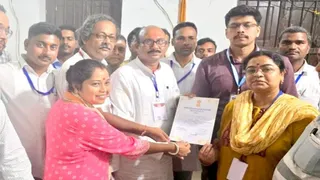 झारखंड के दुमका जिला के सीमा से सटे पश्चिम बंगाल के रामपुरहाट विधानसभा सीट पर पहली बार भाजपा को मिली जीत के बाद प्रमाण पत्र के साथ खुशी के मुद्रा में भाजपा प्रत्याशी ध्रुवा साहा, वीरभूम जिला भाजपा महिला मोर्चा की अध्यक्ष रश्मि दे व अन्य कार्यकर्ता। (फोटो: जागरण)