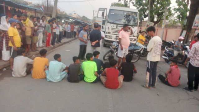 ओडिशा में हाइवा की चपेट में आने से युवक की मौत, भड़के लोगों ने रांची-राउरकेला नेशनल हाईवे किया जाम