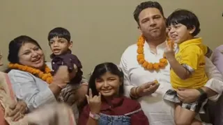 परिवार के साथ कैप्टन आशीष शर्मा। स्वयं