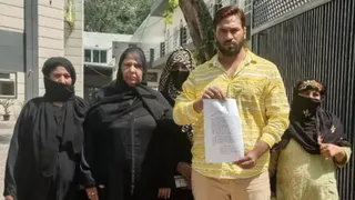 कमिश्नर ऑफिस पहुंची सपा नेता की दूसरी पत्नी नाजरीन अपने बेटे के साथ। सौ. इंटरनेट मीडिया